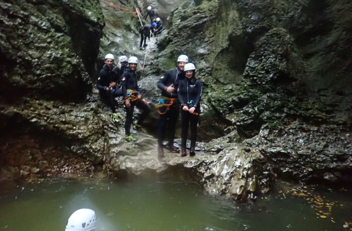 Esperando a lanzarnos al agua barranquismo en Bled