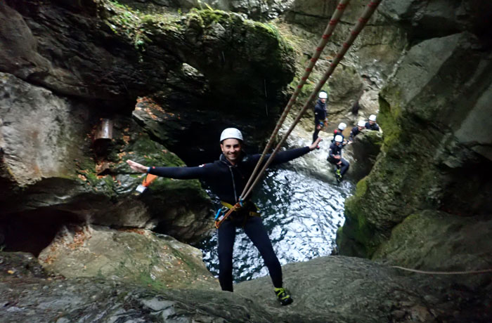 Disfrutando del descenso por el barranco barranquismo en Bled