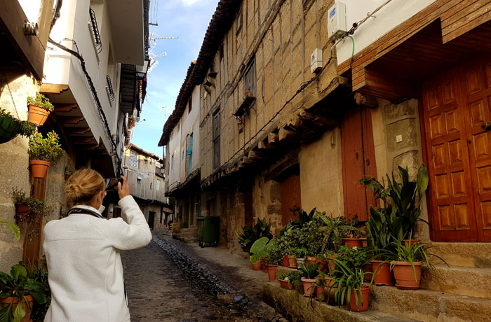 Una de las calles más bellas de San Martín de Trevejo