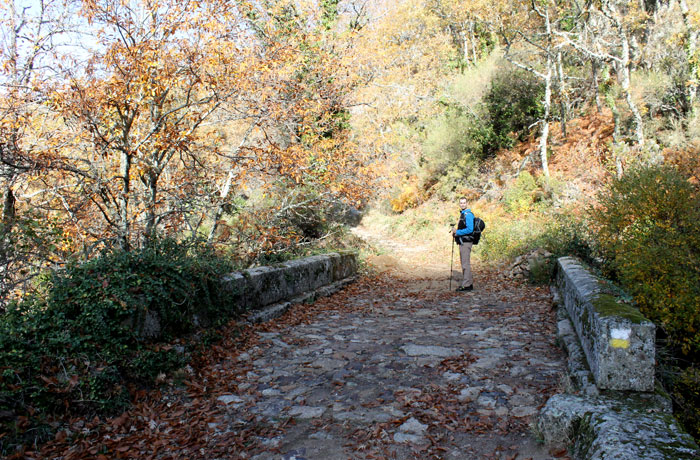 Momento en el que se toma la calzada medieval para ascender al puente de Santa Clara