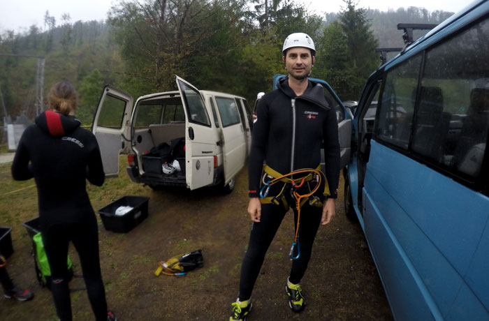 Con todo el equipo y listo para iniciar la actividad de barranquismo en Bled