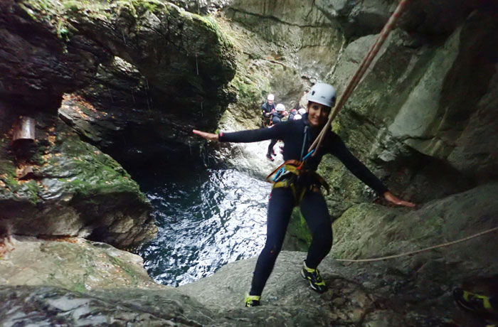 Estefanía, deslizándose con la cuerda por un barranco barranquismo en Bled