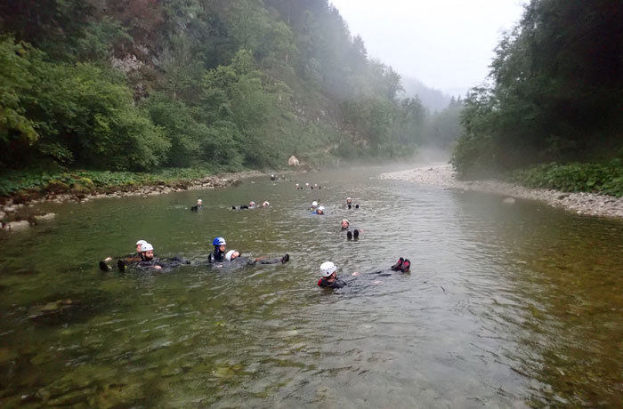 Flotando en el río Sava Bohinjka barranquismo en Bled