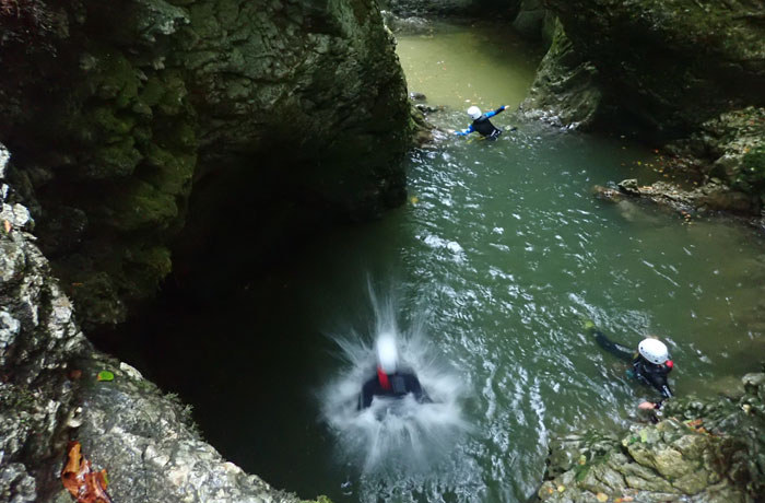 Momento de caer al agua en una de las pozas del recorrido barranquismo en Bled