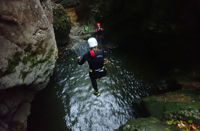 Salto a una de las pozas barranquismo en Bled