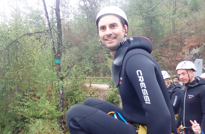 Con cara de felicidad antes de saltar al río barranquismo en Bled