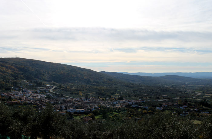 Vista de San Martín de Trevejo desde el tramo final del sendero