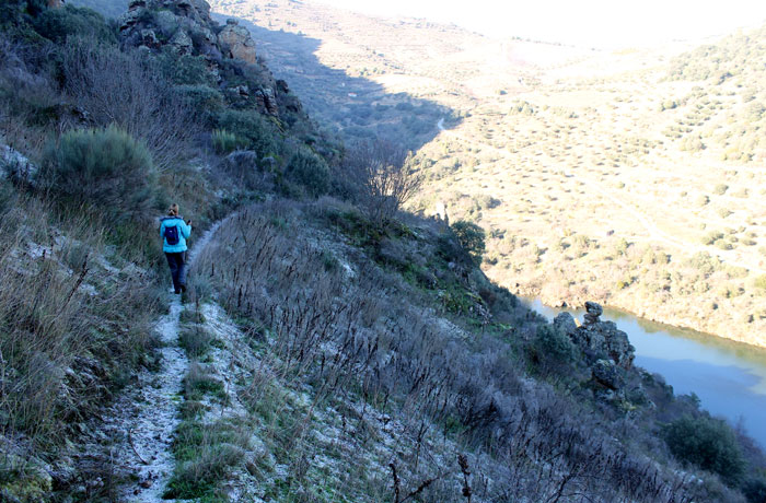 Estefanía caminando por el sendero de ida junto al río Duero