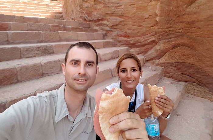 Reponiendo fuerzas. Imprescindible llevarse la comida que ver en Petra