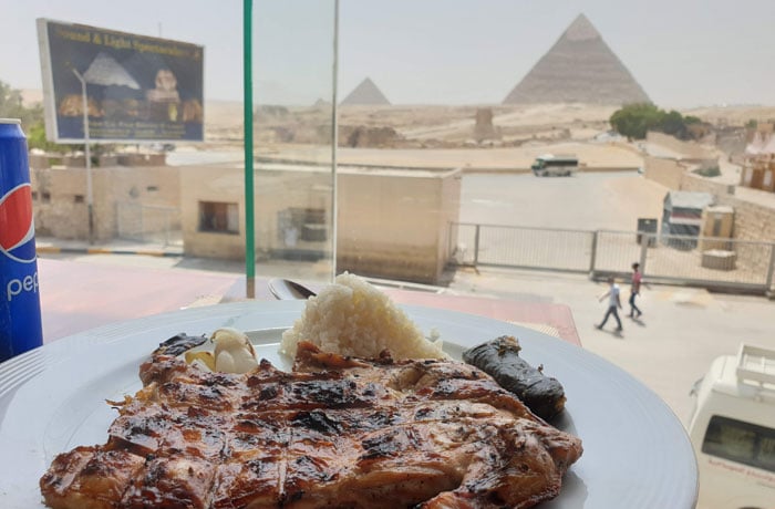 Comida con vistas a las pirámides de Giza