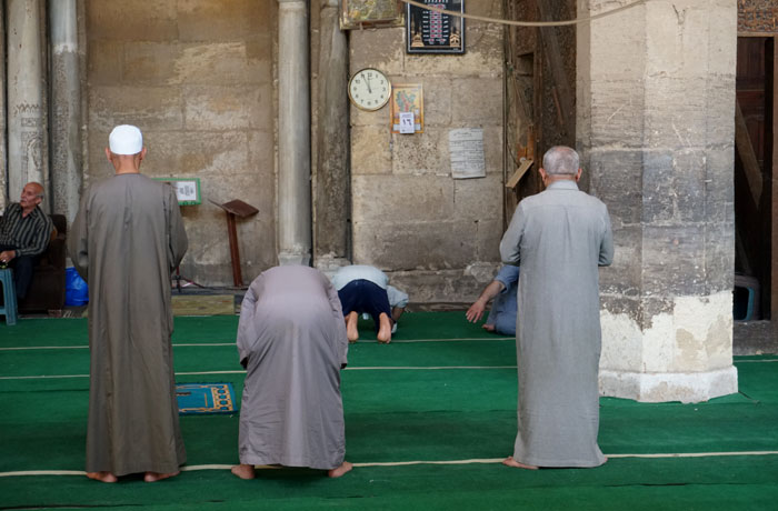 Hora del rezo en una mezquita de El Cairo