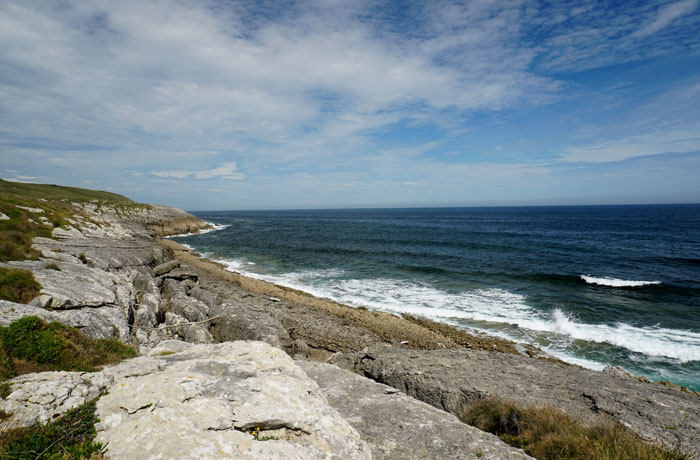 Vista del bajo de la Regatona acantilados de San Vicente de la Barquera