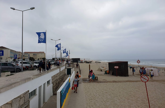 Banderas azules a lo largo del paseo marítimo de playa de Mira