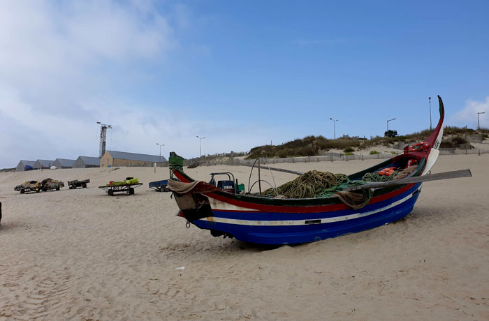 Un de los barcos que se usan en la técnica de la xávega, en la playa de Mira