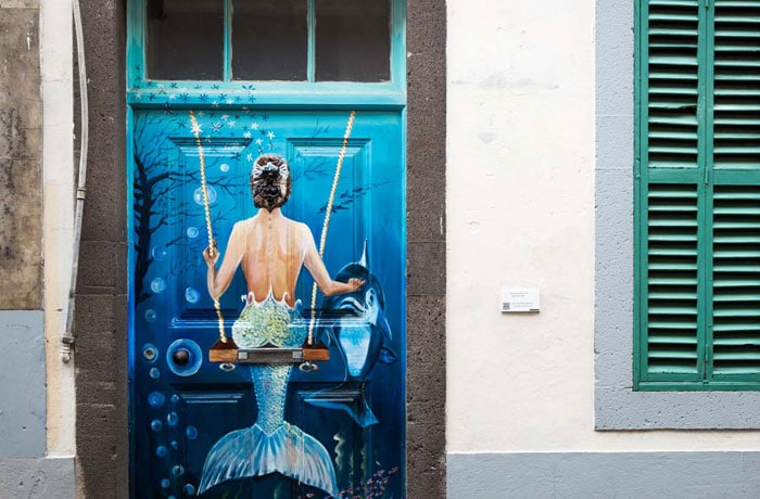 Una de las puertas decoradas en el centro de Funchal que hacer en Madeira