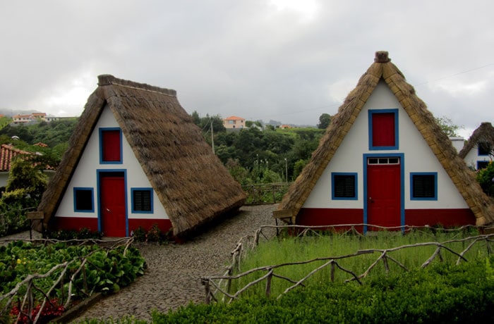 Dos casas típicas de Santana