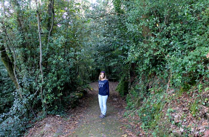 Estefanía, durante nuestro paseo por Bussaco