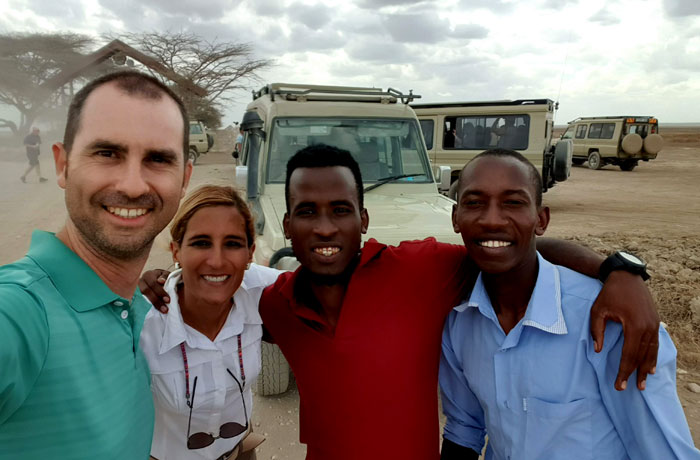 Junto a Joshua y Ernest, nuestro guía y conductor, respectivamente, junto a la entrada al Serengeti