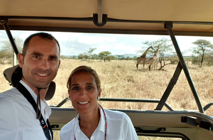 Selfie con un par de jirafas en el Serengeti consejos safari en Tanzania