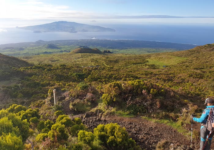 Bajada de la montaña de Pico con la isla de Faial al fondo