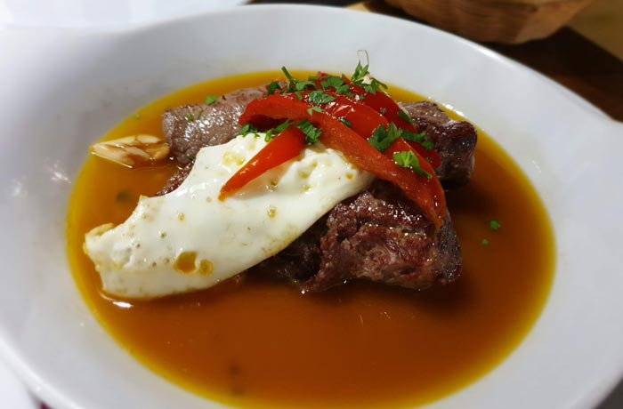 Carne al estilo de las Azores en la tasca O Petisca