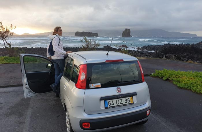 Nuestro coche de Autatlantis con los islotes de Madalena y la isla de Faial al fondo