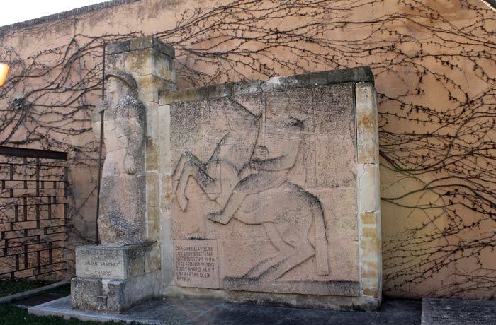 Mausoleo de Julián Sánchez "El Charro" en la plaza de Herrasti