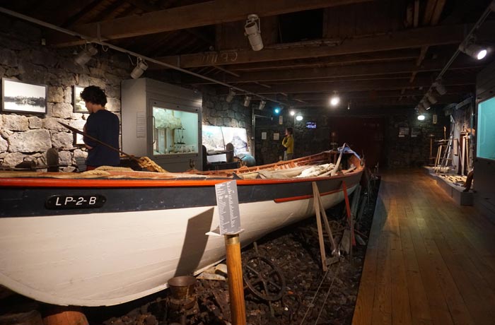 Una de las embarcaciones que se exponen en el museo dos Baleeiros de Lajes