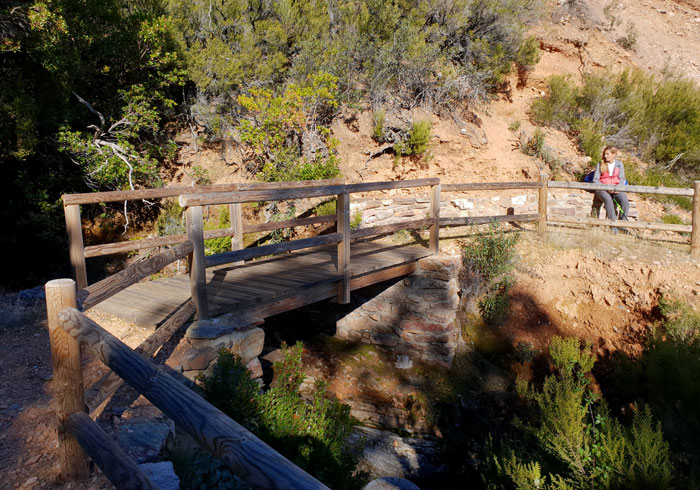 Puente de madera en el punto más elevado para tomar la pista de regreso