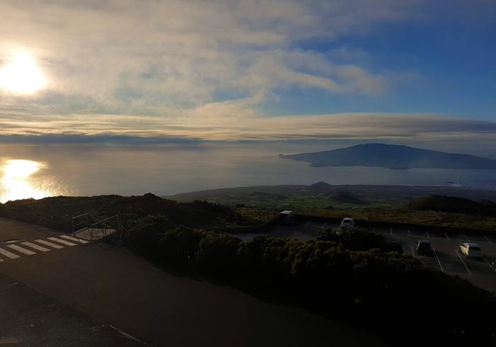 Vista al atardecer del aparcamiento de la Casa da Montanha con la silueta de Faial al fondo