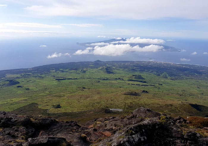 Panorámica de la isla y con Faial al fondo durante la bajada