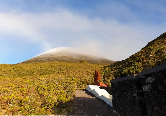 Salida de la Casa da Montanha para arrancar la ascensión a la Montaña de Pico