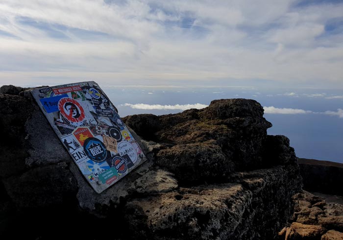 Pegatinas colocadas por algunos de los que han logrado subir a la Montaña de Pico