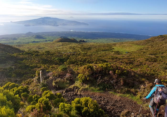 Durante la bajada y con Faial al fondo