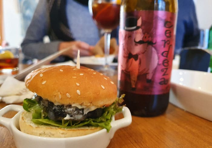 Hamburguesa de calamar en el vermú matancero