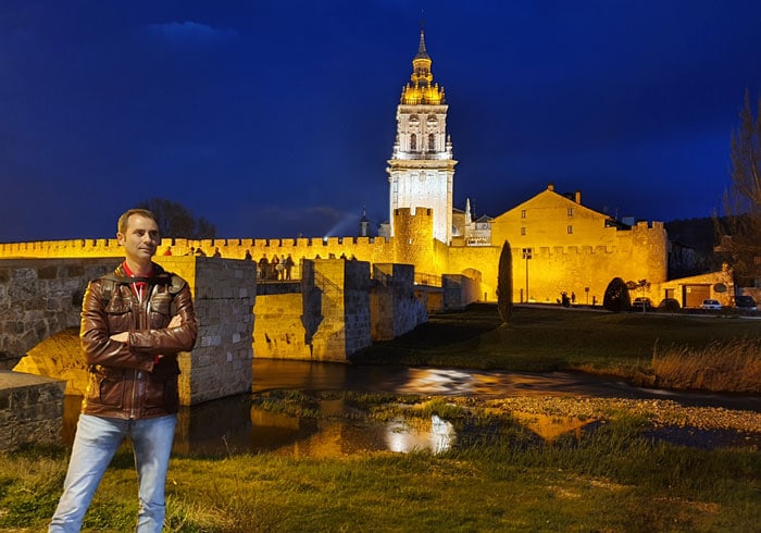 Vista nocturna de la muralla y la catedral de El Burgo de Osma