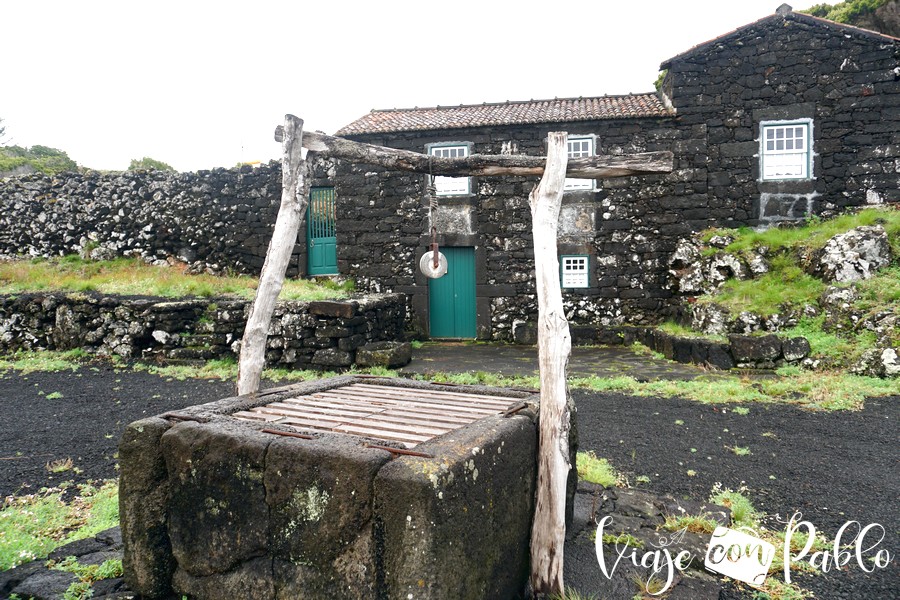 Pozo y vivienda tradicional en Cachorro