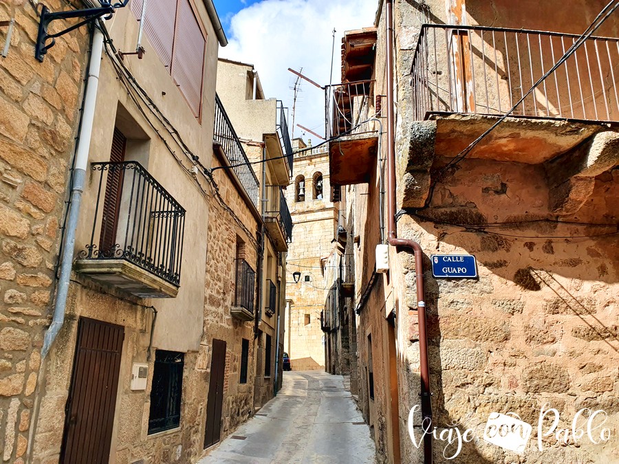 Iglesia de Fermoselle al fondo en una de sus calles más pintorescas