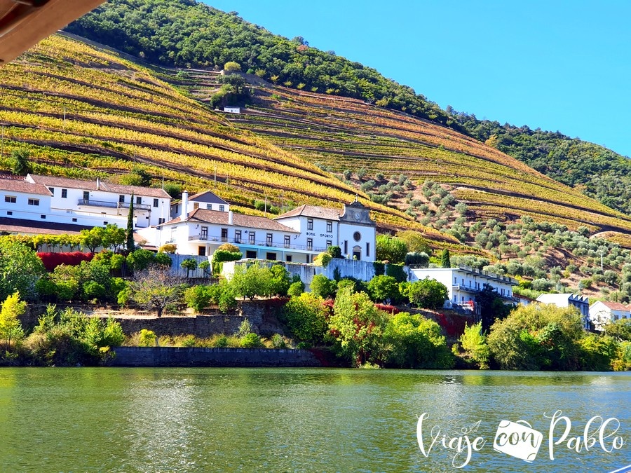 Vista de una de las bodegas del Douro desde el rabelo