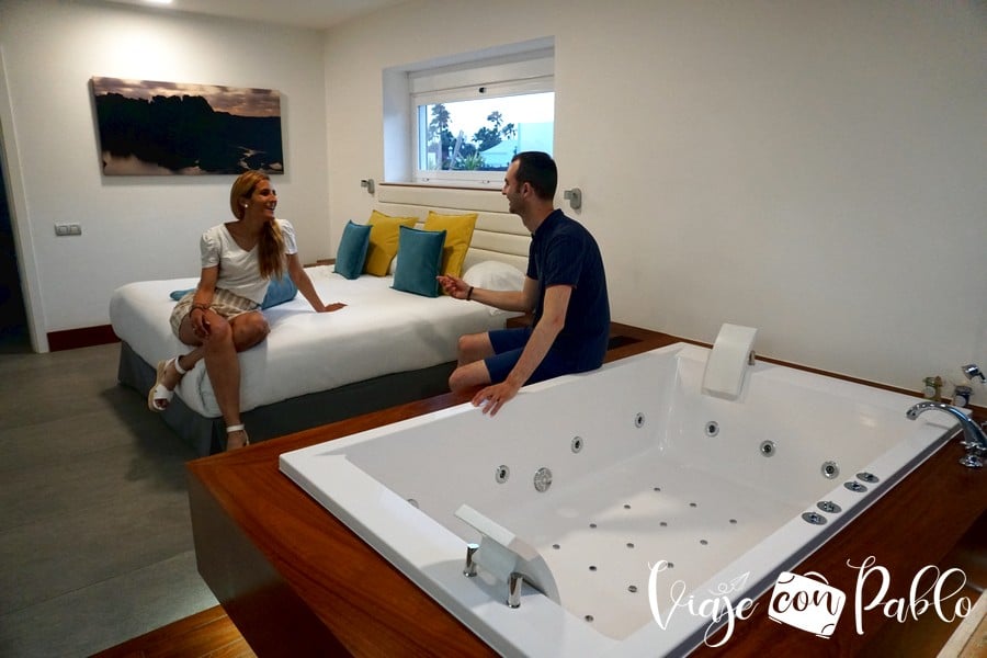 Dormitorio principal con jacuzzi de nuestra villa deluxe