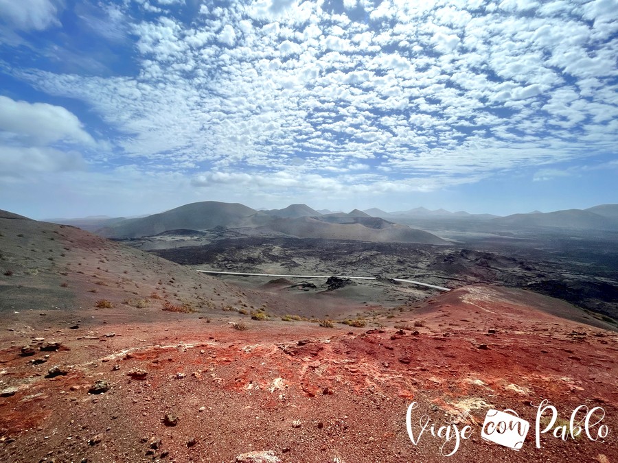 Paisaje del parque nacional de Timanfaya desde el autobús