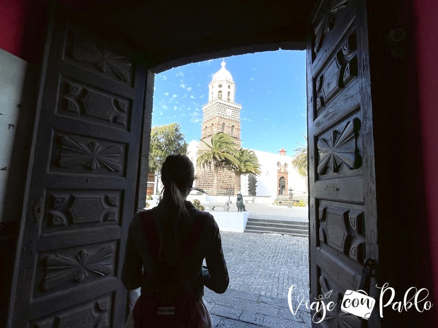 Iglesia de Nuestra Señora de Guadalupe de Teguise desde el museo del Timple