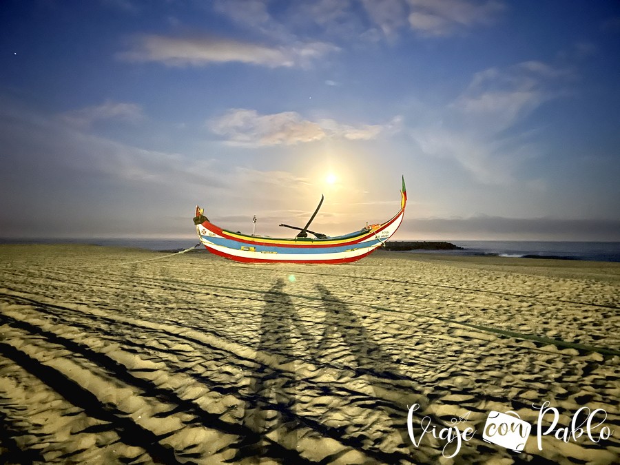 La barca de la xávega, antes de entrar en el Atlántico a las 5:30 de la madrugada