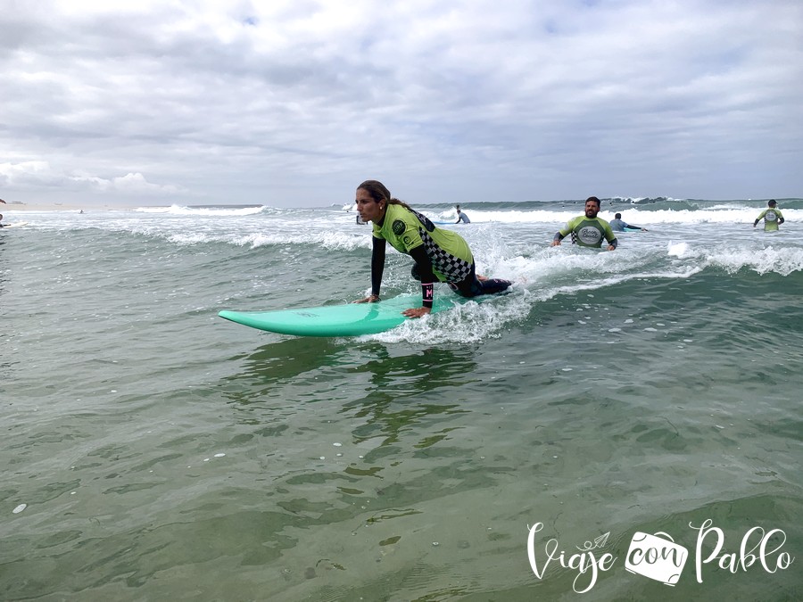 Estefanía, durante la clase de surf en Espinho