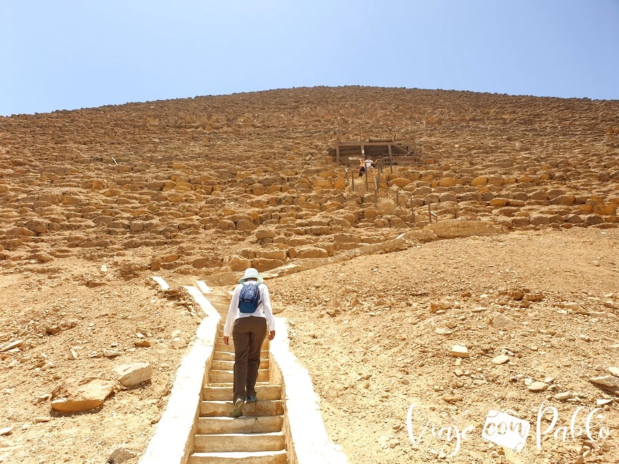 Escaleras de subida a la pirámide Roja