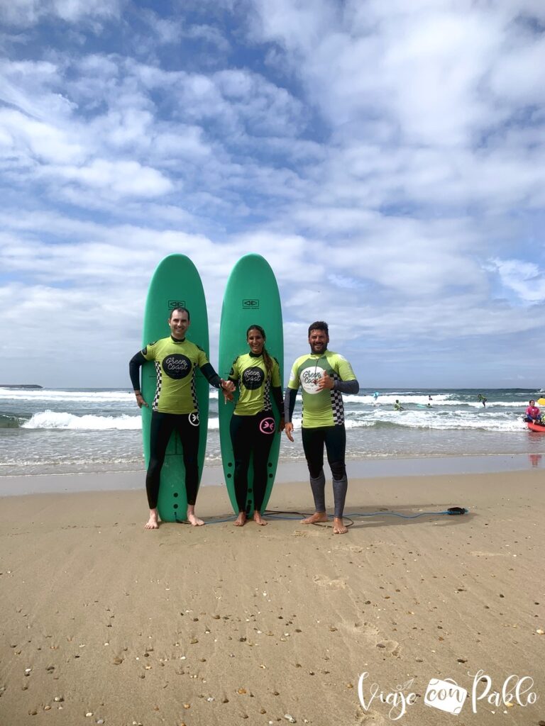 Con nuestro monitor Gonçalo Pina de la escuela de surf Green Coast 