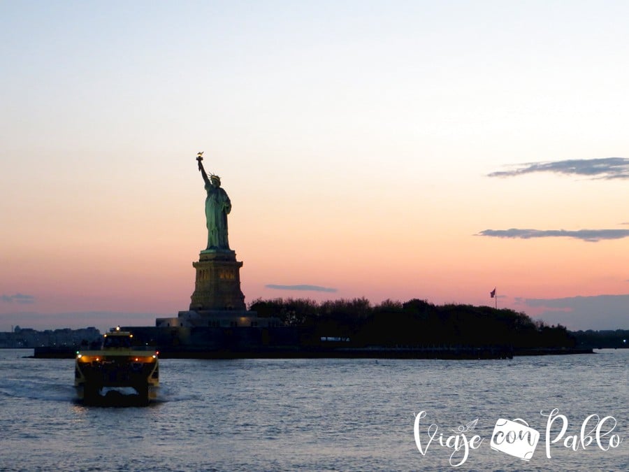 La Estatua de la Libertad al atardecer