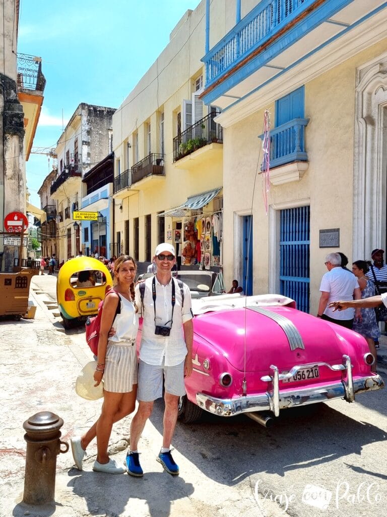 Junto a la Bodeguita del Medio