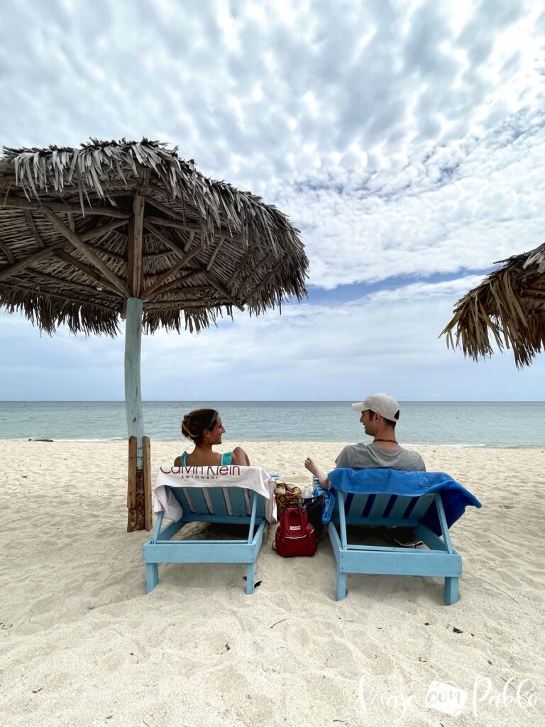 Relajados en playa Ancón