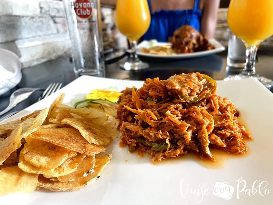 Plato de ropa vieja en un restaurante de La Habana